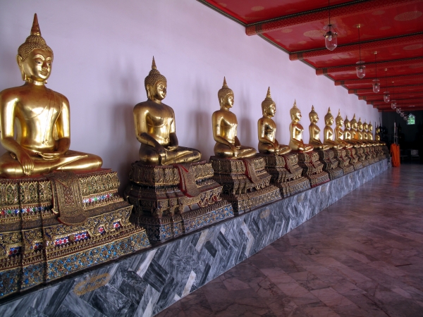 Row a seated Buddhas lining the cloister around the Ordination Hall