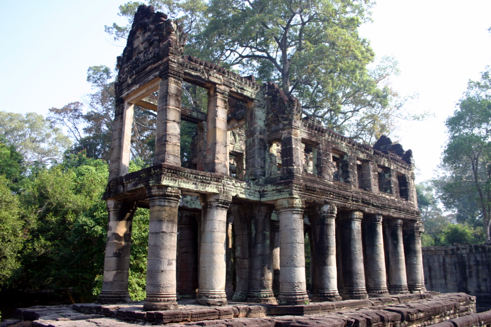 The round-columned building