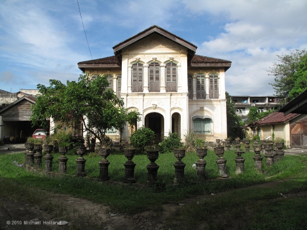 Old "hidden" house off Yaowarat Road